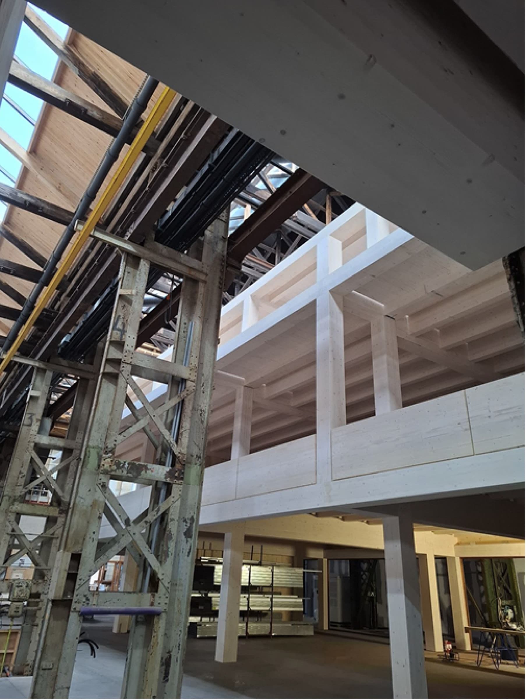 De nieuwe binnenconstructie in de hallen, met de oude kap erboven