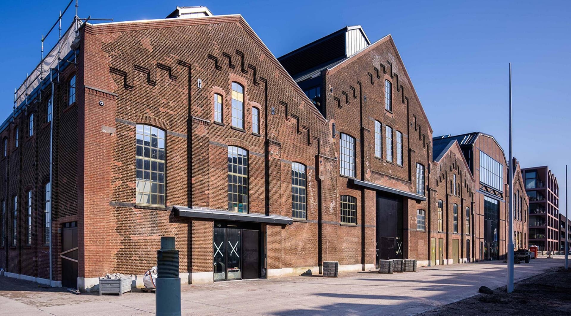 De gerestaureerde bakstenen buitenzijde van de Van Gendt Hallen